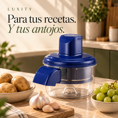 Pelador Inteligente Luxity acompañado de papas, ajos y uvas en una cocina